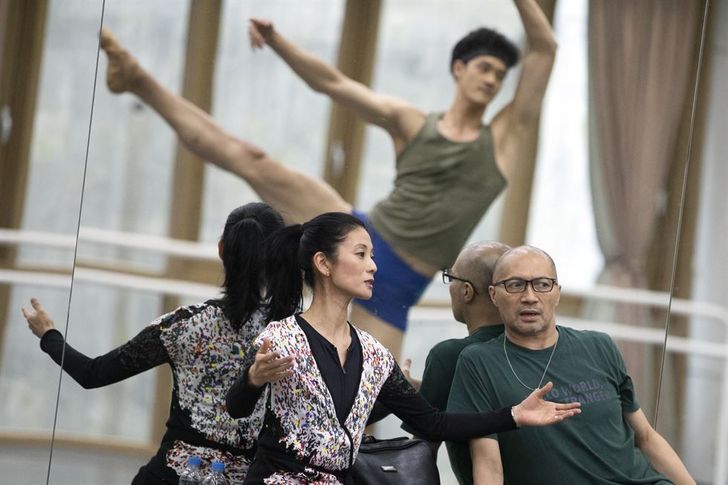 Renato Arismendi and Kang Sue-jin during a Korean National Ballet rehearsal, 2019